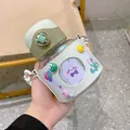 Süße pastellgrüne Kinder-Strohhalm-Wasserflasche mit Cartoon-Lederhülle und Tragegurt - Grüner Big Belly Cup mit 3D-Aufklebern (BSQ499)