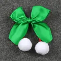 Detalle de un lazo de satén verde con pompones blancos para accesorios navideños DIY - Pompon Verde