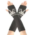 Detail van donkergrijs gebreide armwarmers met een schattig wit konijnenpatroon en duimgaten - Eén maat / donkergrijs
