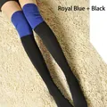 Détail de chaussettes hautes bicolores bleu roi et noir en coton tricoté pour femmes. - Taille unique / Style Chaussettes Hautes Bloc de Couleur / Noir & Bleu Roi