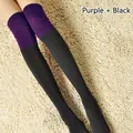 Vue détaillée des chaussettes hautes bicolores en coton en violet et noir élégant - Taille unique / Style Chaussettes Hautes Bloc de Couleur / Noir Et Violet