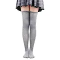 Détail de chaussettes hautes en tricot gris pour un look scolaire coréen classique. - Gris Chiné