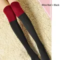 Détail des chaussettes montantes en coton tricoté bicolores bordeaux et noires - Noir et Bordeaux