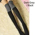 Détail du design bicolore gris et noir sur ces chaussettes hautes en maille douce - Noir et Gris Foncé