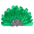 Gedetailleerd overzicht van groene veren en zilveren pailletten op deze feestelijke hoofdband. - Groen