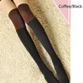 Gros plan sur les chaussettes montantes bicolores en maille de couleur café et noir - Taille unique / Style Chaussettes Hautes Bloc de Couleur / Noir Et Café