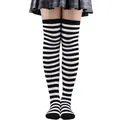 Gros plan sur les chaussettes hautes rayées noires et blanches idéales pour les fêtes - Taille unique / Rayures Fines (14) / Noir + Blanc