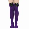 Detalle de calcetines altos morados con elegantes lazos de satén negro arriba - Talla única / Violeta Con Lazo Negro