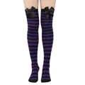 Vista de detalle de calcetines altos a rayas moradas y negras con elegantes lazos negros - Talla única / Rayado Azul Violeta Negro Con Lazo Negro