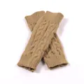 Detailopname van kameelkleurige kabelgebreide vingerloze handschoenen voor winterse warmte - Eén maat / camel