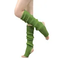 Gros plan de jambières en tricot vert de 50 cm pour le yoga avec talon étrier. - Taille unique / Vert olive