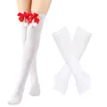 Detailaufnahme von weißen weihnachtlichen Overknee-Socken mit roten Schleifen und Handschuhen - Einheitsgröße / Set / Reinweiß