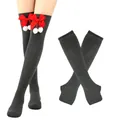 Detailansicht graue Overknee-Socken mit roten Schleifen und passenden Armstulpen - Einheitsgröße / Set / Dunkelgrau