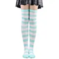 Chaussettes hautes à rayures bleu sarcelle et blanc pour le cosplay et les fêtes - Rayures Larges (Article 8) / Bleu Lac et Blanc