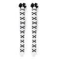 Vue détaillée de chaussettes hautes blanches avec nœuds noirs et motifs d'os croisés - Taille unique / Os Noir/Blanc