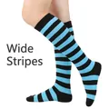 Chaussettes hautes pour femmes à larges rayures bleu et noir pour cosplay et sport - Taille unique / Large Rayure / Bleu Clair Noir