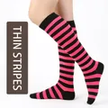 Chaussettes montantes à rayures horizontales rose et noir pour cosplay et sport - Taille unique / Rayures Fines / Rose Rouge & Noir
