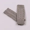 Zachte grijze vingerloze handschoenen met kabelpatroon voor winterse warmte en rust - Eén maat / Lichtgrijs