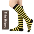 Chaussettes hautes à rayures jaunes et noires pour femmes, idéales pour le cosplay et le sport. - Taille unique / Rayures Fines (11) / Jaune Noir