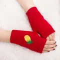 Gros plan sur des mitaines en tricot rouge arborant un motif d'ananas brodé élégant - Taille unique / Rouge