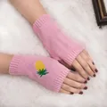 Gros plan de mitaines en maille rose avec un motif de broderie ananas très mignon. - Taille unique / Rose
