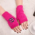 Detailansicht der Harajuku-Monsteraugen-Stickerei auf fuchsia-pinkfarbenen fingerlosen Strickhandschuhen - Einheitsgröße / Fluoreszierendes Rosenrot