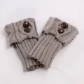 Graue gestrickte Stiefelstulpen für Damen mit dekorativen braunen Knöpfen und Rippmuster - Einheitsgröße / Hellgrau