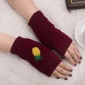 Gros plan de mitaines en tricot bordeaux avec broderie d'ananas jaune - Taille unique / Bordeaux