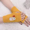 Dettaglio di guanti senza dita in maglia gialla con ricamo di teschio e rosa rossa - Taglia unica / Giallo
