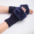 Détail macro de gants tricotés avec garniture en fausse fourrure bleu marine et fil brillant - Taille unique / Bleu Marine