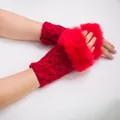 Detalle de guantes rojos de punto sin dedos con ribete de piel sintética y patrón de rombos. - Talla única / Rojo