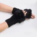 Detalle de mitones de punto negro con ribete de piel sintética e hilos de colores arcoíris - Talla única / Negro