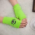 Detailansicht neon-grüner fingerloser Handschuhe mit auffälliger Monster-Stickerei - Einheitsgröße / Neongelb