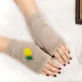 Gros plan détaillé sur les mitaines en tricot kaki avec broderie ananas jaune vif - Taille unique / Beige Foncé