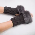 Détail de gants tricotés sans doigts gris avec bordure en fausse fourrure et paillettes. - Taille unique / Gris foncé