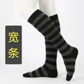 Chaussettes hautes pour femmes à larges rayures noires et grises pour un look tendance - Taille unique / Large Rayure / Gris Foncé Noir