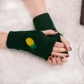 Gros plan de gants tricotés sans doigts vert foncé avec broderie d'ananas jaune. - Taille unique / Vert Foncé
