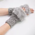 Vue détaillée de mitaines grises en maille torsadée avec bordure en fausse fourrure - Taille unique / Gris clair