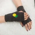 Vue détaillée de la broderie ananas sur les mitaines en maille gris foncé pour femme - Taille unique / Gris foncé
