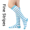 Chaussettes montantes pour femmes à fines rayures bleues et blanches pour cosplay sport - Taille unique / Rayures Fines / Bleu Clair/Blanc