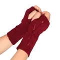 Mitaines tricotées rouge foncé avec un motif ajouré élégant et une texture de laine douce - Taille unique / Bordeaux