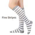 Chaussettes hautes rayées gris et blanc pour femmes, idéales pour le cosplay et le sport - Taille unique / Rayures Fines / Gris Clair Blanc