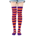 Primo piano di calze autoreggenti a righe arancioni e viola per cosplay di Halloween - A Righe Larghe (61)