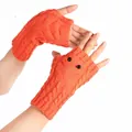 Gedetailleerd overzicht van oranje kabelgebreide uilvingerloze handschoenen met zwarte ogen - Eén maat / Pompoen Oranje