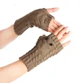Detailopname van bruine gebreide uil-vingerloze handschoenen met zwarte kraaloogjes - Eén maat / Khaki