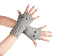 Detail van grijze gebreide vingerloze uil-handschoenen met een gezellige textuur - Eén maat / Uilenvorm / Lichtgrijs