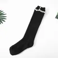 Chaussettes hautes noires en tricot avec bordure en dentelle et boutons décoratifs - Taille unique / Noir