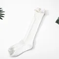 Chaussettes hautes blanches en maille torsadée avec dentelle et boutons décoratifs. - Taille unique / Blanc