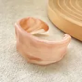 Bracelet manchette élégant minimaliste irrégulier en résine avec fini marbré rose - Rose Dopamine (AB0085-3)