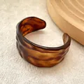 Brazalete ancho de resina marrón ámbar con diseño ondulado minimalista y único - Marrón Ámbar (AB0085-5)